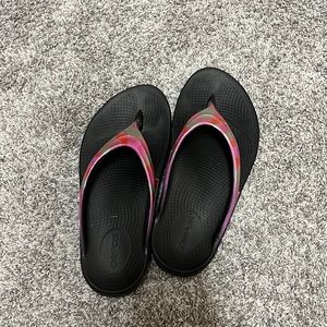 OOFOS OOlala Recovery Flip Flop Thong Sandals Pink Metallic Silver NWOT New 7